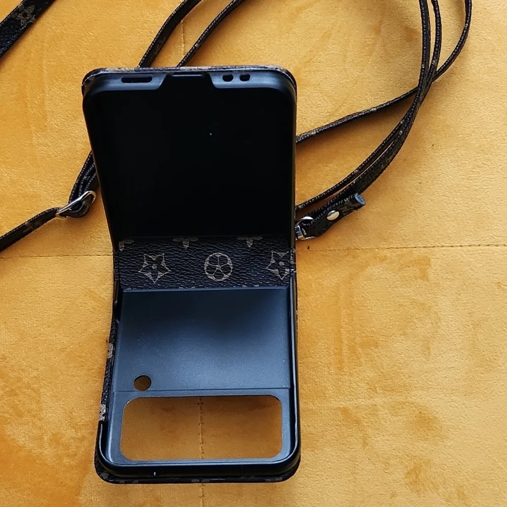 SAMSUNG ZFLIP 4 CASE WITH REMOVABLE SHOULDER STRAP BRAND NEW NEVER BEEN USED